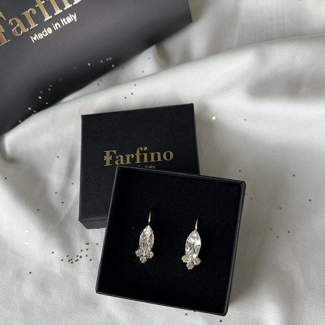 Bewonder dit kleine model oorbellen van Farfino, Daniele Crystal Gold. Soms heb je geen zin in al te veel poespas, maar wil je wél een klein, chique sieraad dragen. Dan is Daniëla de perfecte oorbel. Verfijnd en subtiel, ideaal voor een alledaagse dag.