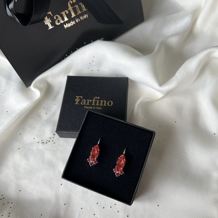 Bewonder dit kleine model oorbellen van Farfino, Daniele Red Silver. Soms heb je geen zin in al te veel poespas, maar wil je wél een klein, chique sieraad dragen. Dan is Daniëla de perfecte oorbel. Verfijnd en subtiel, ideaal voor een alledaagse dag.
