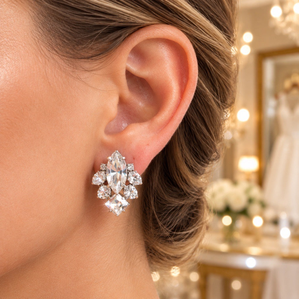 Close-up van oor met luxe heldere Swarovski oorsteker met marquise hoofdsteen en ronde kristallen in zilverkleurige setting, bruidsoorbel van DAMICE Jewelry