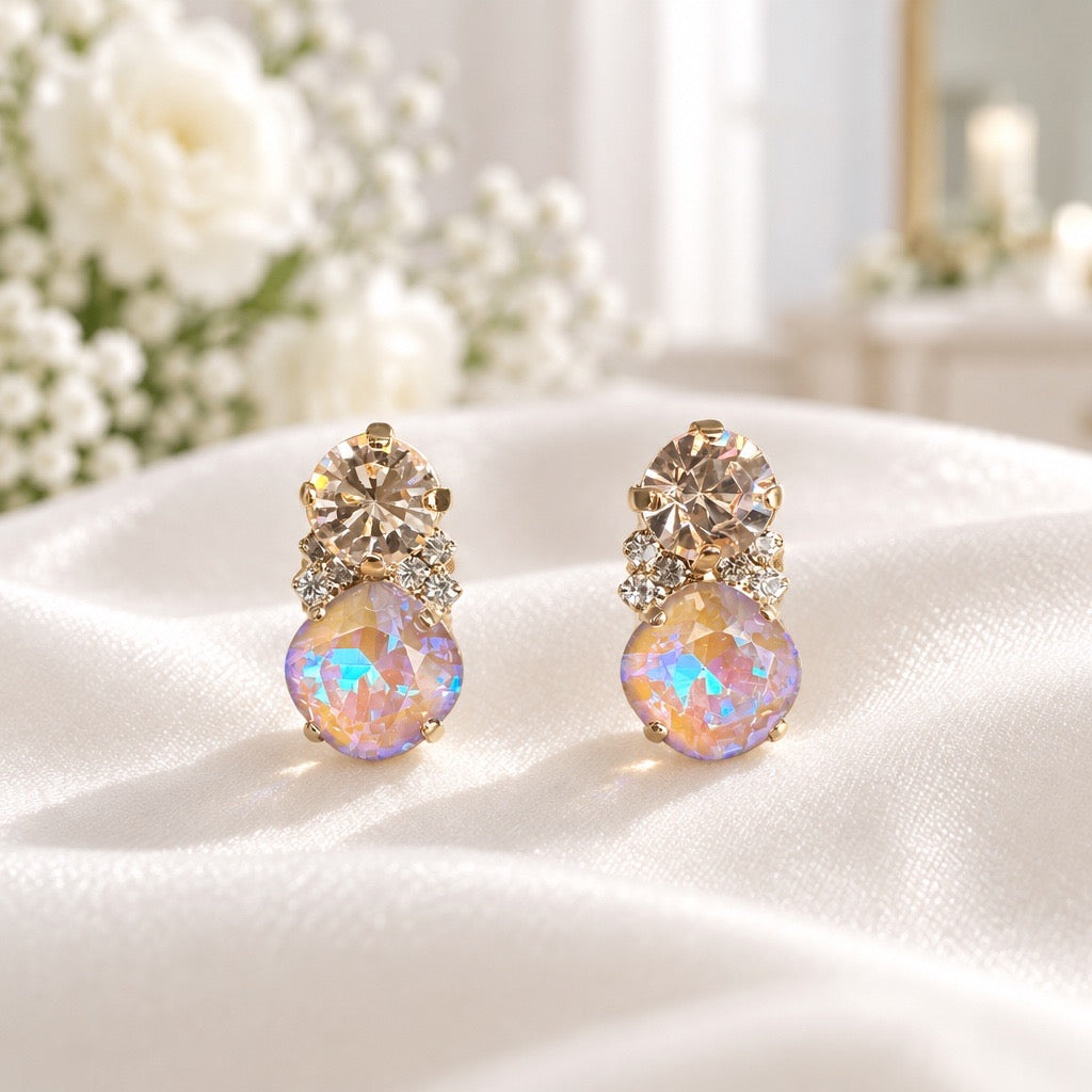Vivienna oorsteker beige champagne met fonkelende kristallen op witte zijde, bruidssieraden van DAMICE Jewelry