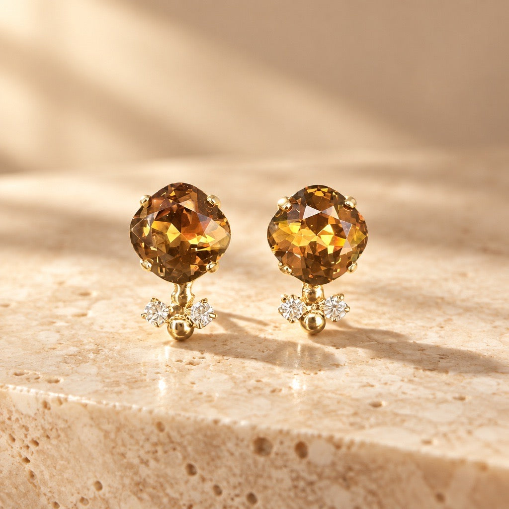 Cognac amber oorsteker met grote ronde bruingouden Swarovski steen en drie kleine heldere kristallen in gouden setting op beige steen, DAMICE Jewelry