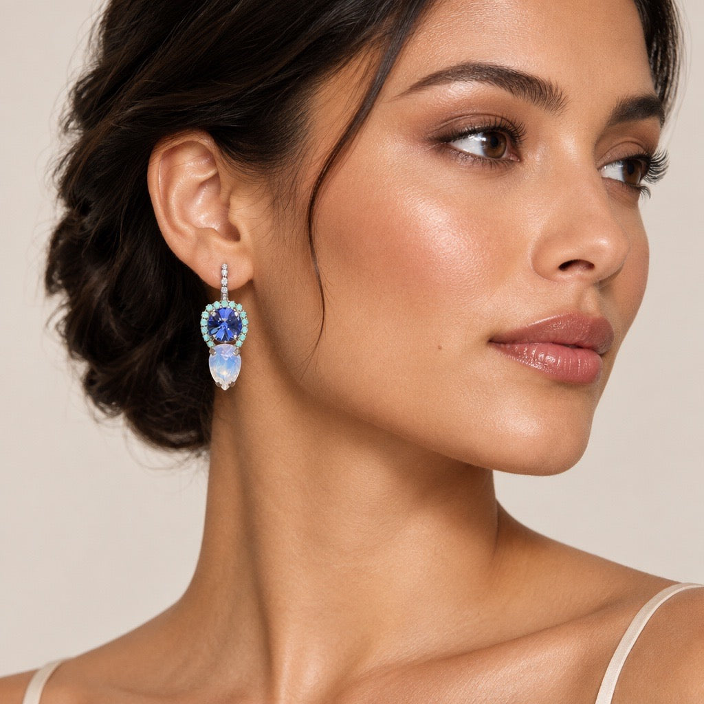 Vrouw draagt Pippa statement oorbellen met blauwe en lila Swarovski kristallen in rosé goud setting, DAMICE Jewelry