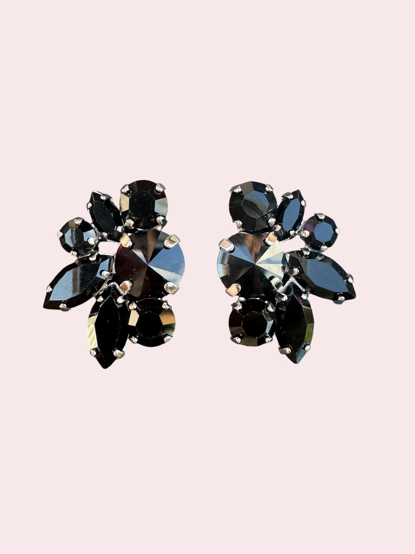zwarte statementoorbellen swarovski, uniek naar een feest of bruiloft als je niche oobellen draagt.